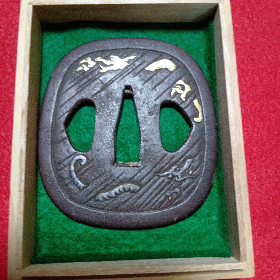 鉄製 鍔 表の龍は金、銀象嵌　裏の龍は銀象嵌　木箱付き