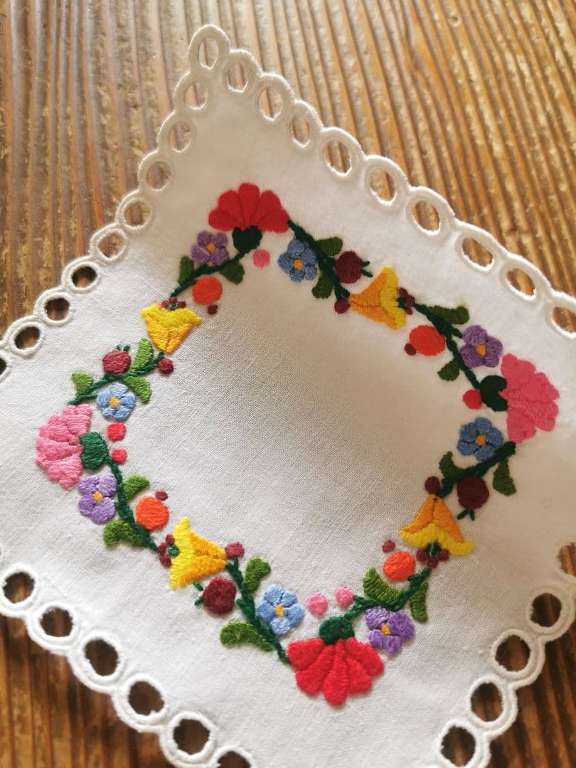 アンティークハンガリー/ カロチャ刺繍 アイレットスカラップドイリー