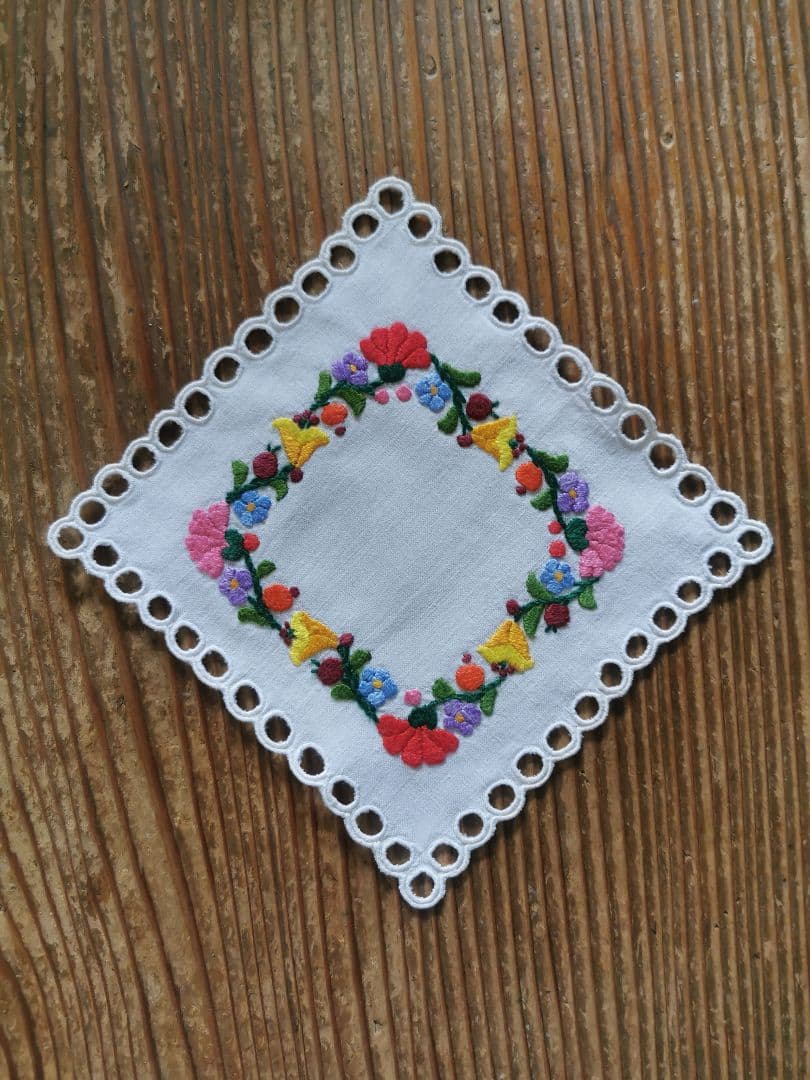 アンティークハンガリー/ カロチャ刺繍 アイレットスカラップドイリー