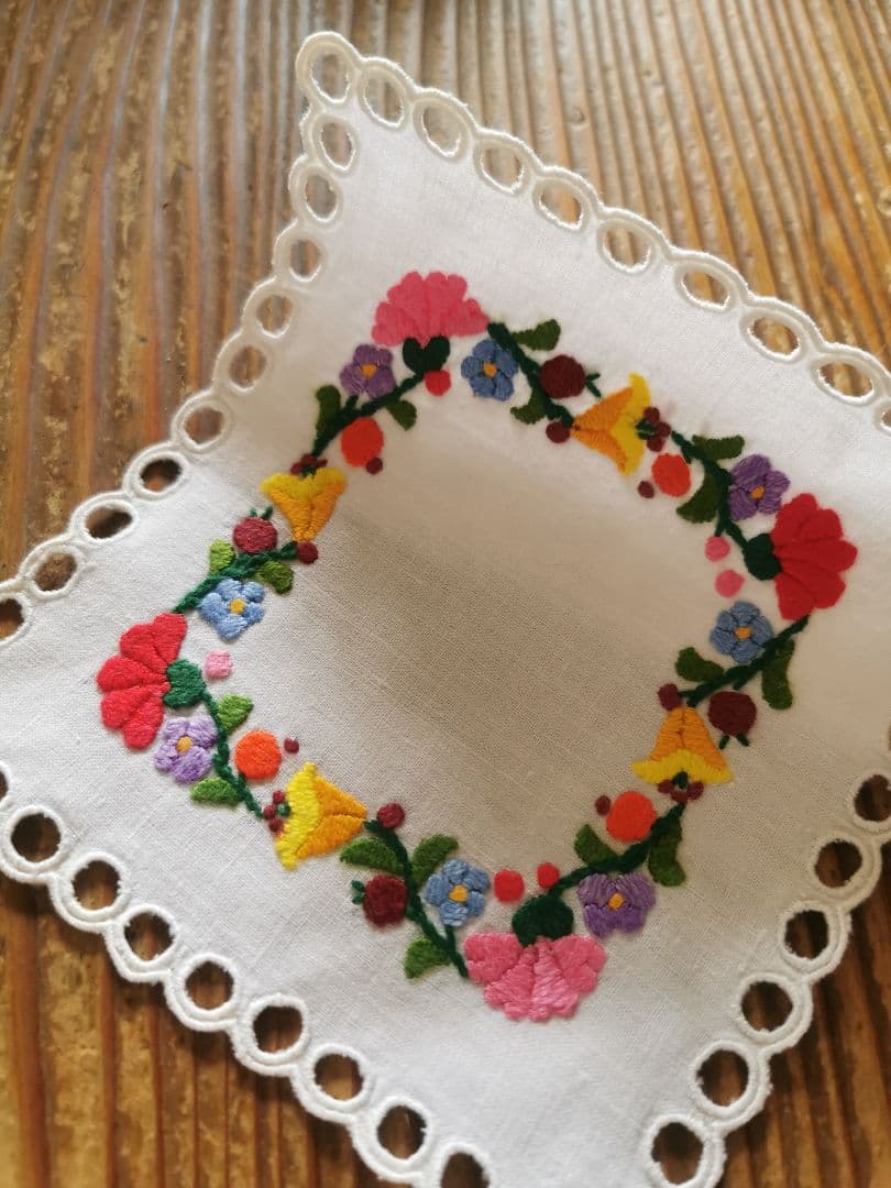 アンティークハンガリー/ カロチャ刺繍 アイレットスカラップドイリー