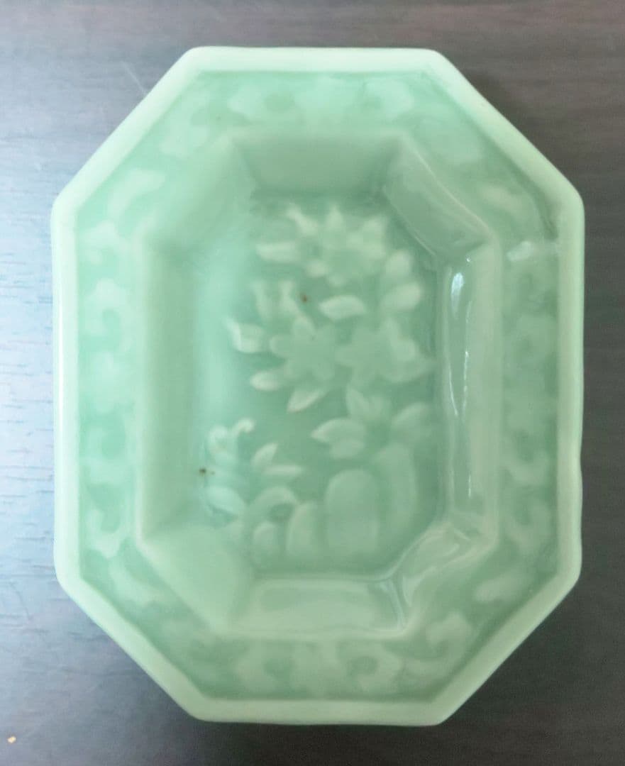 世界三大青磁 三田青磁 江戸末期 陽刻草花文八角小皿五枚