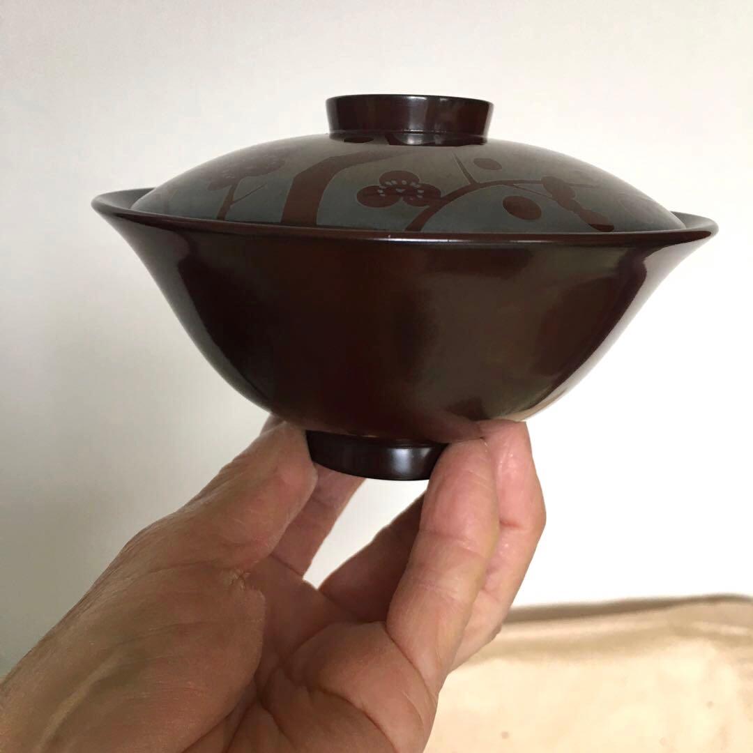 輪島塗本堅地漆器　梅蒔絵の四方脚付膳　同梅蒔絵　栗色蓋付椀　各一客セット