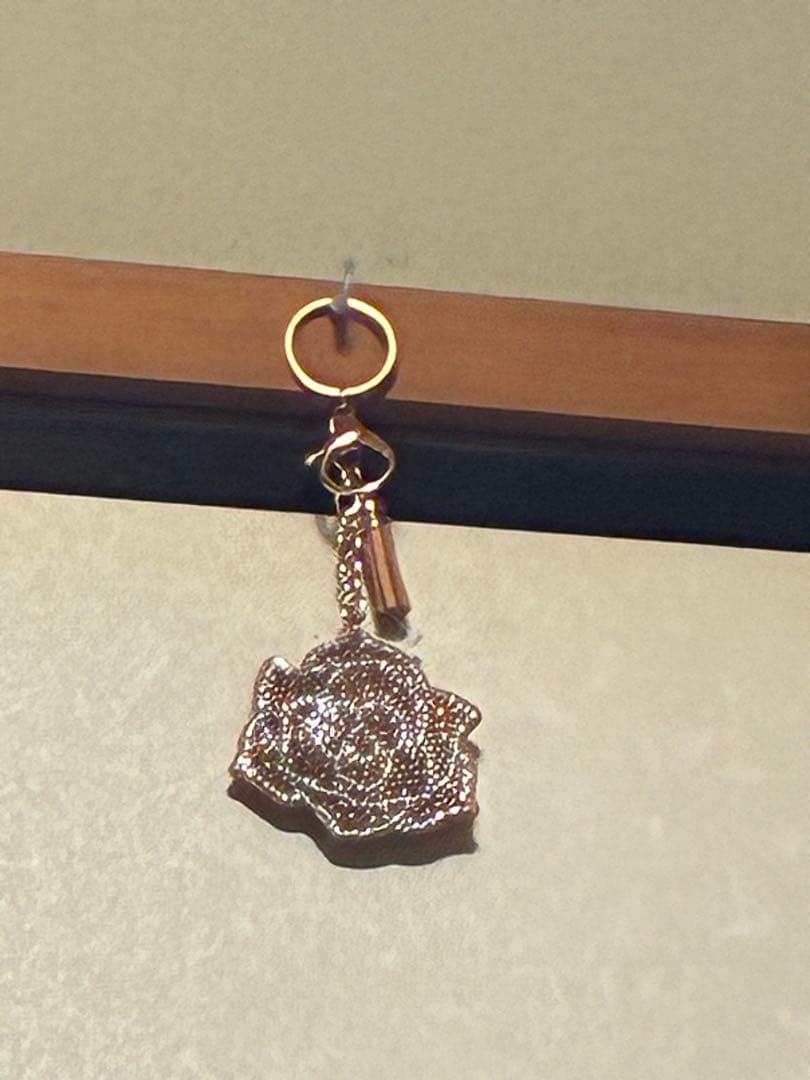 金色のバラ型キーホルダー