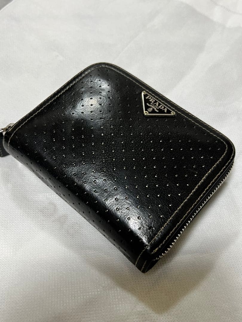 【激レア】PRADA ブラック パンチングレザー ジップ財布