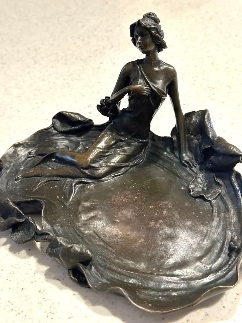 水辺の花と女性のブロンズ製彫刻プレート☆銘入り アクセサリープレート