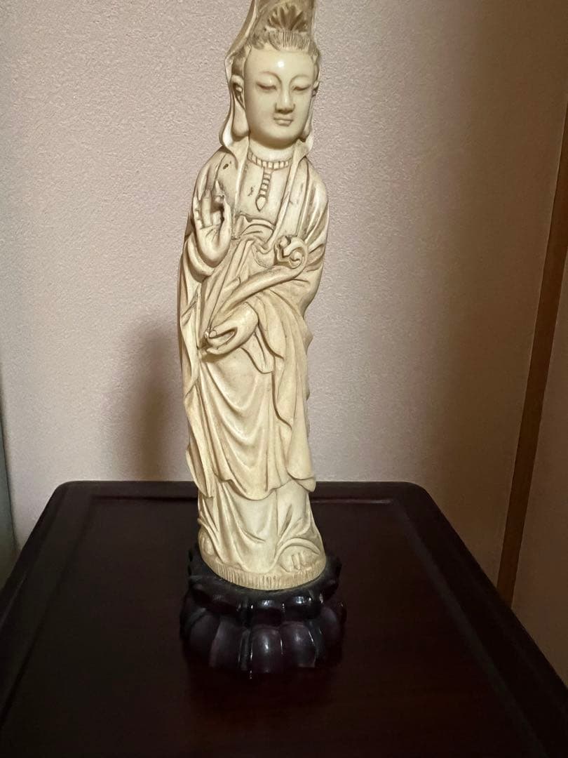 観音像 黒色台座付き