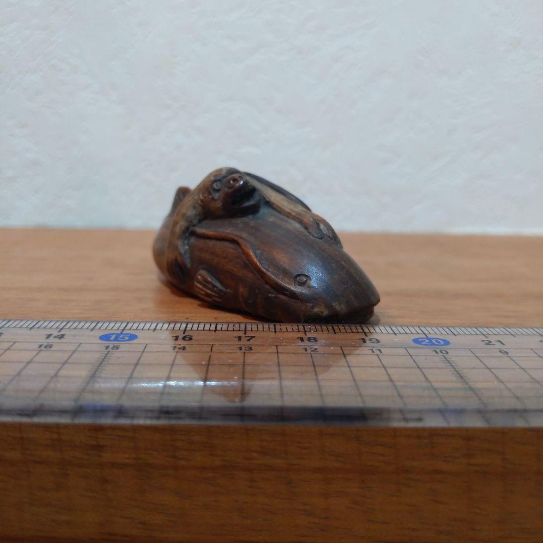 時代提物 縁起物根付 木彫 在銘【大鯰を押さえつける猿】長約7.2cm 重29ｇ