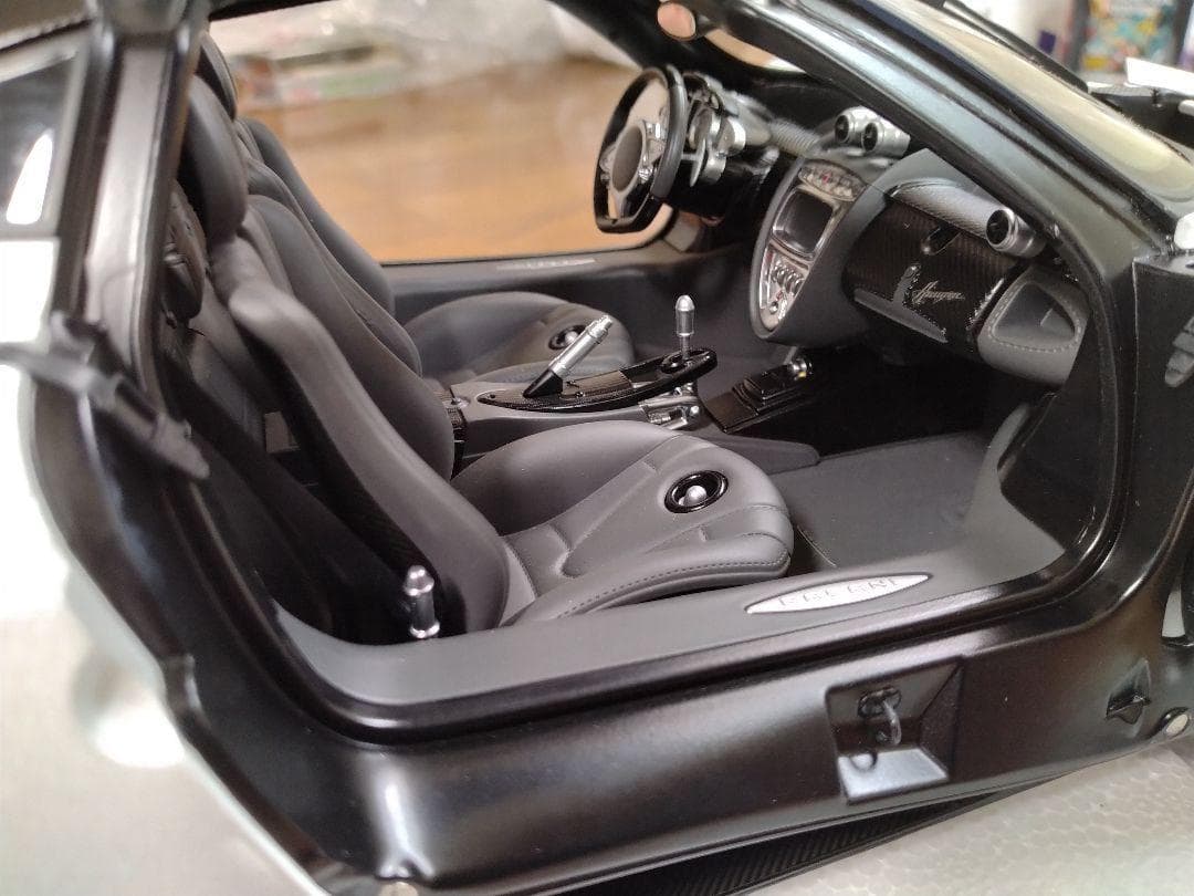 34　オートアート　AUTOart　1/12　パガーニ　ウアイラ