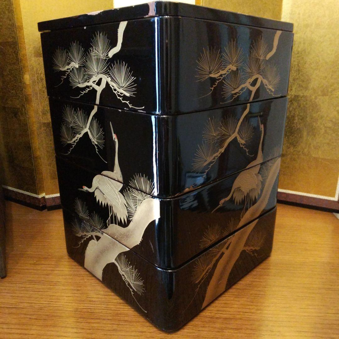 昭和レトロアンティーク黒漆塗り木製4段重箱 松と鶴の蒔絵デザイン