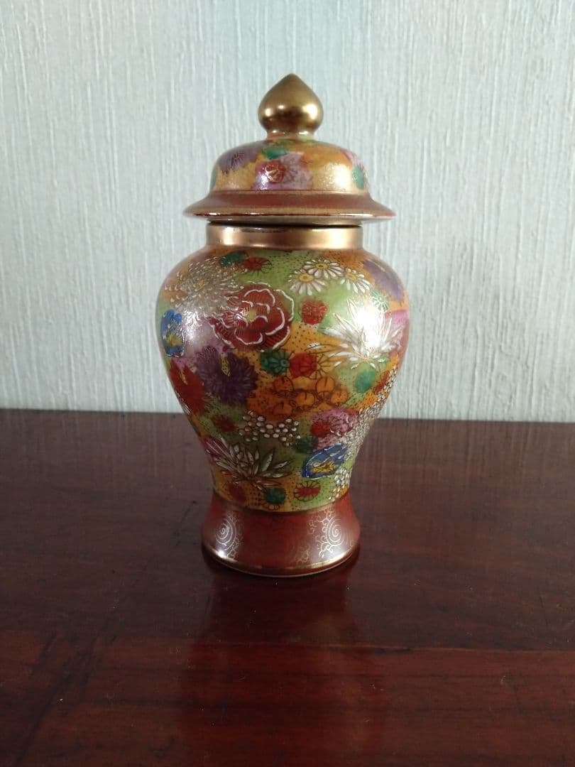 時代物　 薩摩焼 丸十字 金彩色絵花詰文有蓋壷
