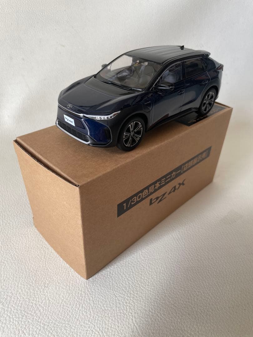 トヨタ bZ4X ⑤ 2MT 202 ブラック × 8S6 ダークブルーマイカ
