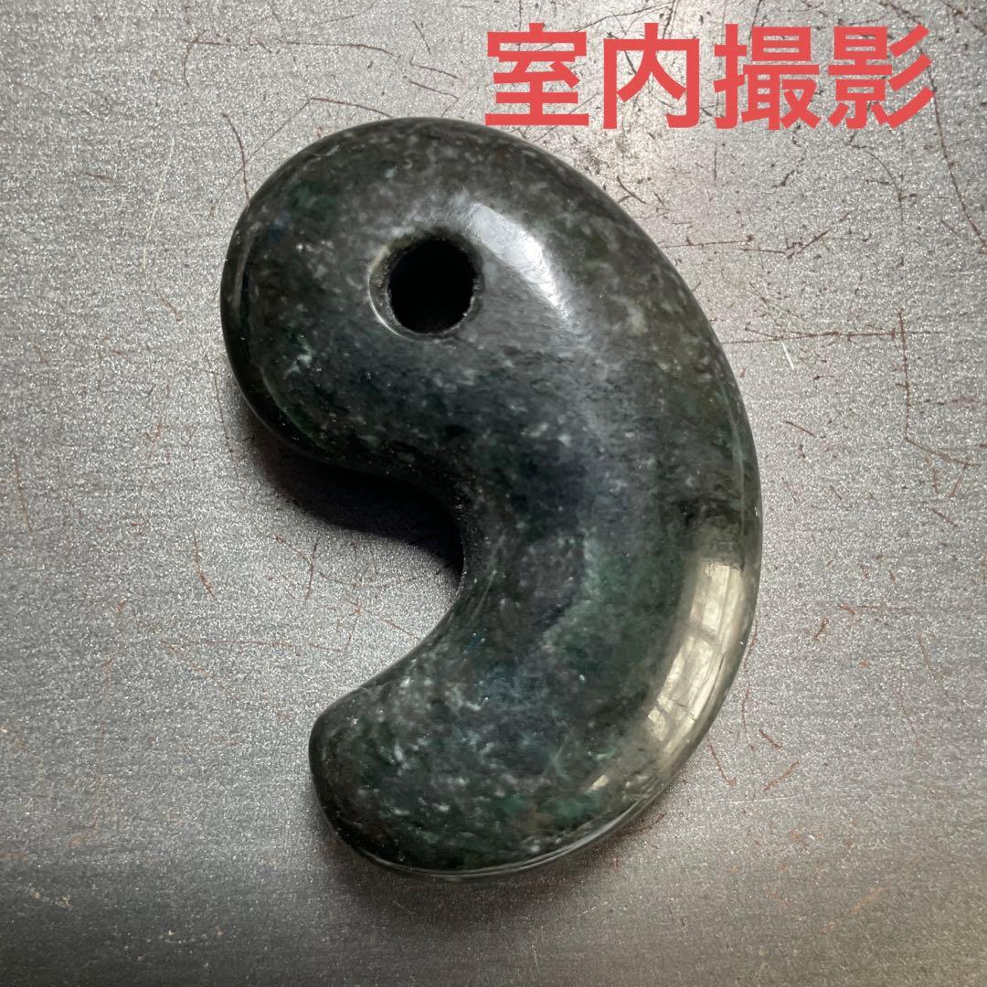 黒緑色　糸魚川翡翠勾玉17g 糸魚川　ヒスイ　ひすい　角閃石　出雲大社
