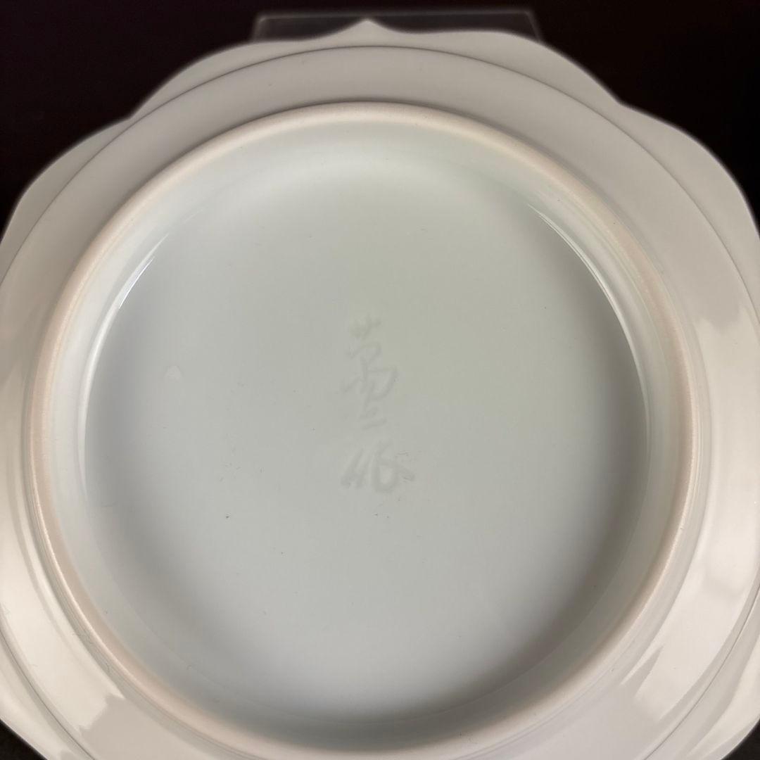 井上萬二　白磁緑釉牡丹彫文　皿　共箱