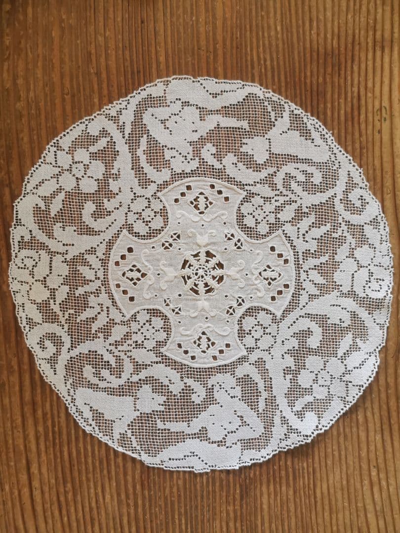アンティークイタリア 女神と犬のフィレレース レティセラプント刺繍リネンドイリー