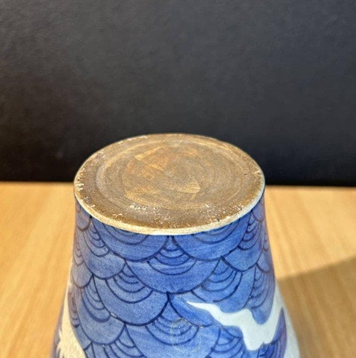S8025　大明宣徳年製銘　明宣徳時代　中国骨董　青花　浮彫白龍海水紋梅瓶