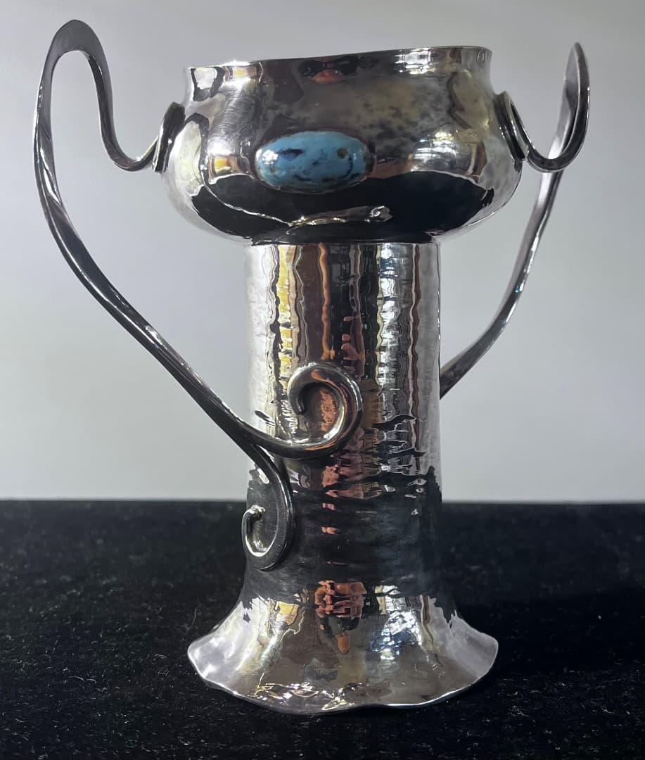 イギリス製、1901年、銀製打出し水差し