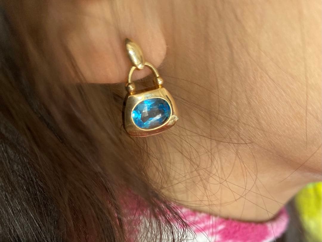 青色宝石のフープ型ピアス