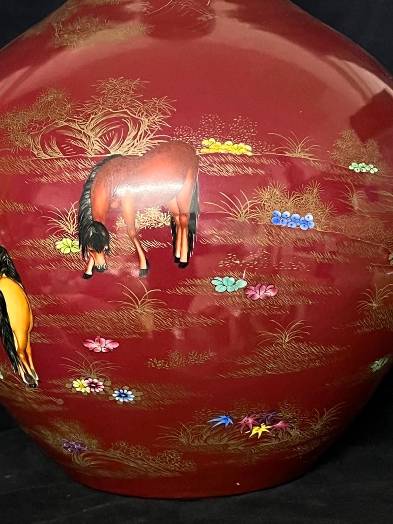 中国 骨董【大清乾龍年製】赤釉金彩草花紋馬図天球瓶