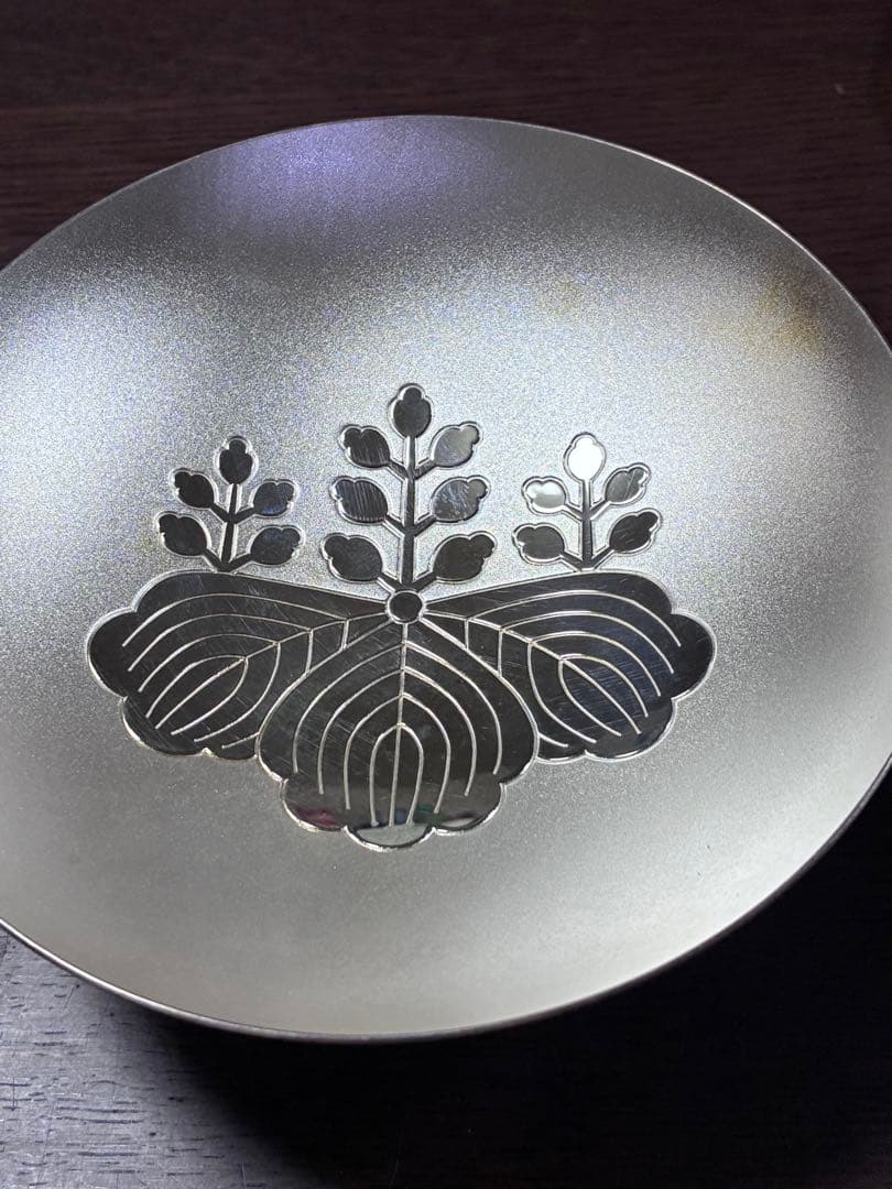 銀色の花模様皿