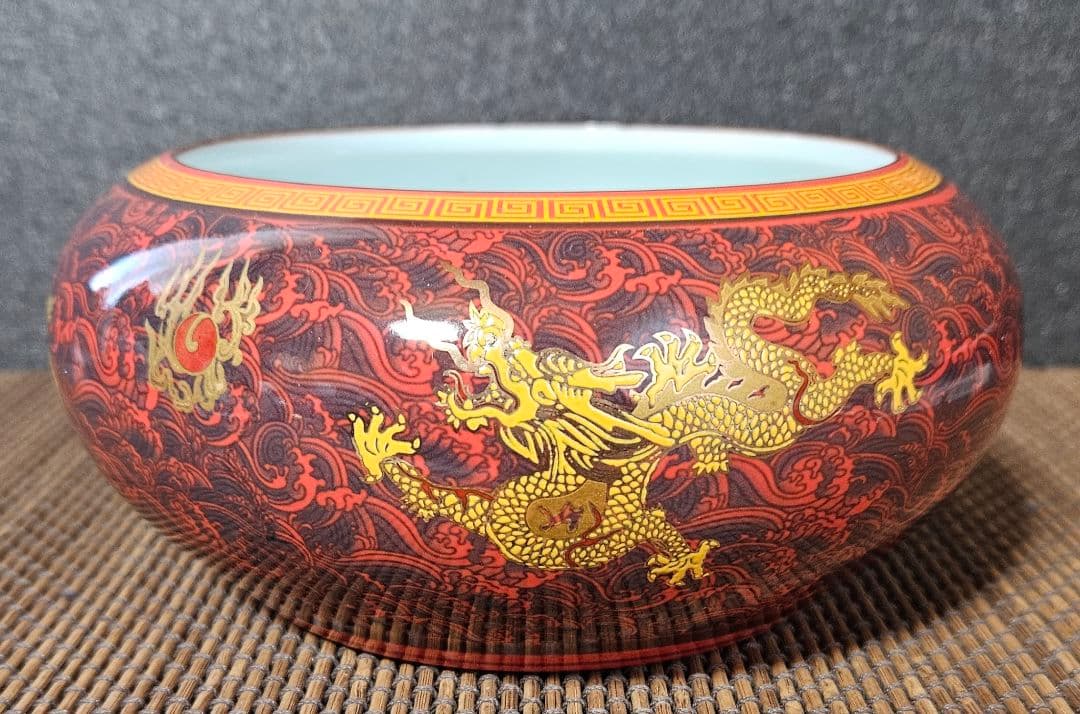 中国美術　中国陶磁器　繊細緻密極細密画　波に金彩　五爪の龍図　鉢　碗【魅力の逸品
