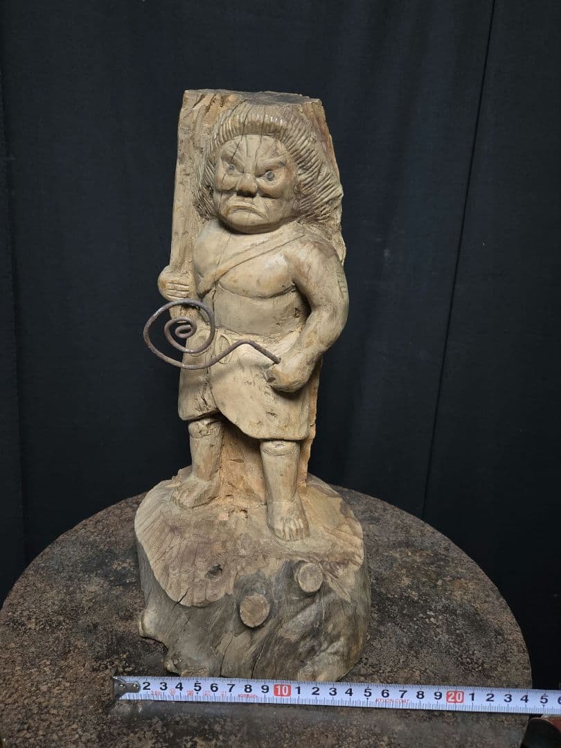 荒々しい木彫りの不動明王に鉄の小物を持たせたアーティストオブジェ骨董
