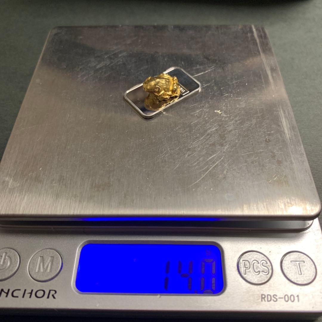 金の蛙 （台座付き） Pt99.95 刻印 使用14g ① 【工芸品】