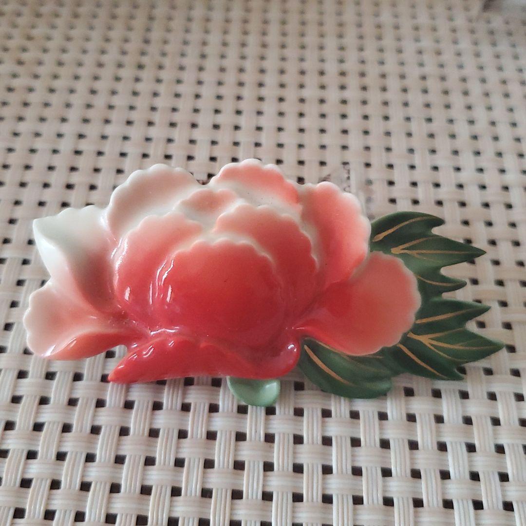 古い陶器の帯留　牡丹