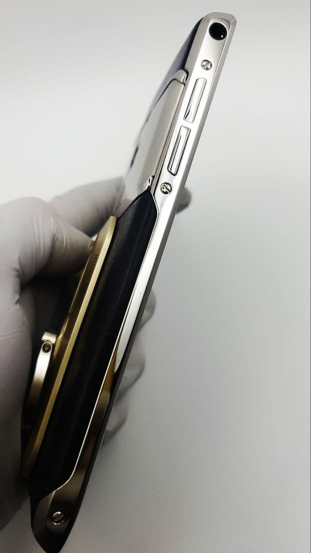 年末限定。高級携帯電話Vertu Signature Touch 美品。訳あり品