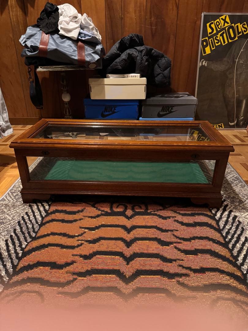 木製とガラスの飾り棚