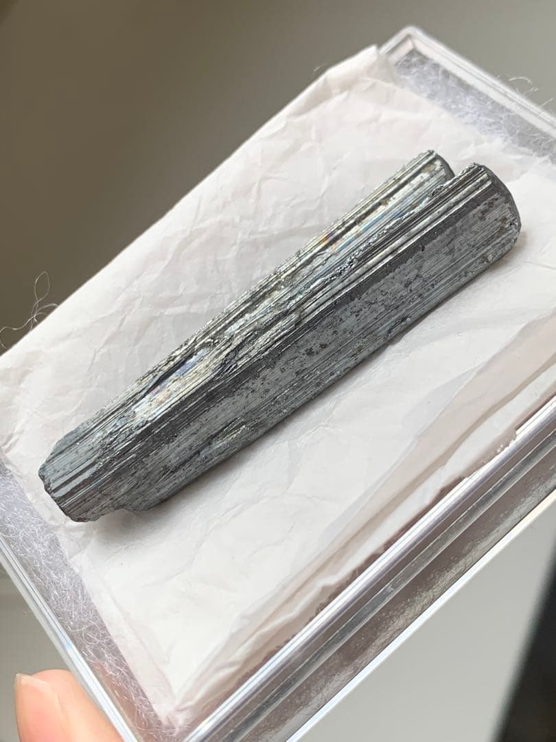 国産鉱物　愛媛県市ノ川鉱山の輝安鉱　スティブナイト　原石　鉱物標本　翡翠　根付
