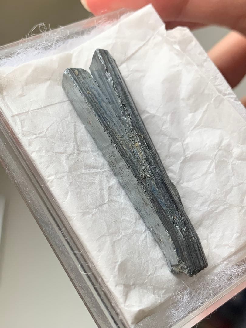 国産鉱物　愛媛県市ノ川鉱山の輝安鉱　スティブナイト　原石　鉱物標本　翡翠　根付