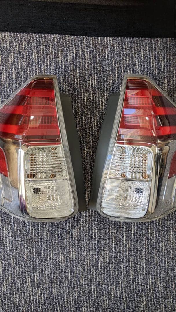 プリウスα後期トヨタ純正テールランプ　⭐︎更に値下げ⭐︎52000円⇨45000円