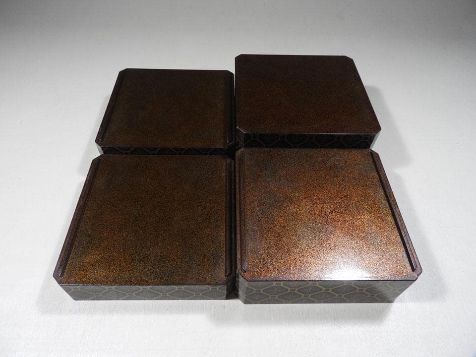 ●小さい 四段重箱 時代蒔絵 嵯峨桐 小紋尽くし 家紋 小重箱 片手の大きさ