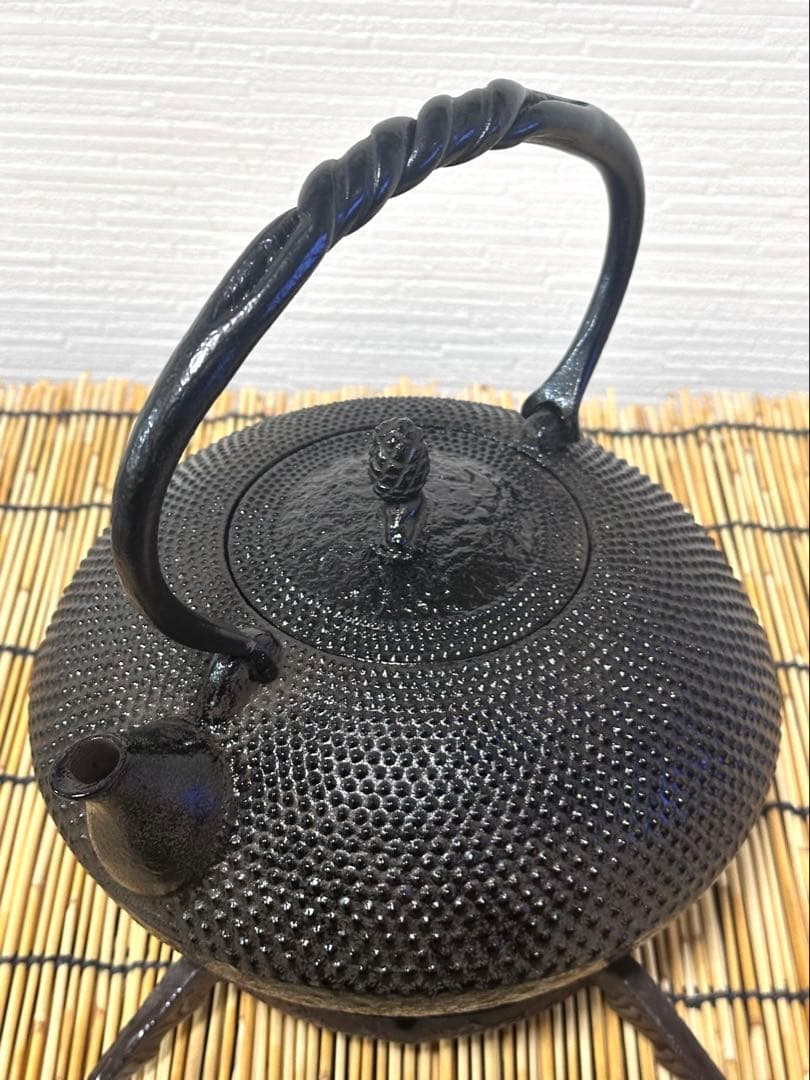 未使用品　南部及春鋳造　名工金秀造　捻鉉算盤形アラレ南部鉄瓶　南部鉄器　鉄瓶