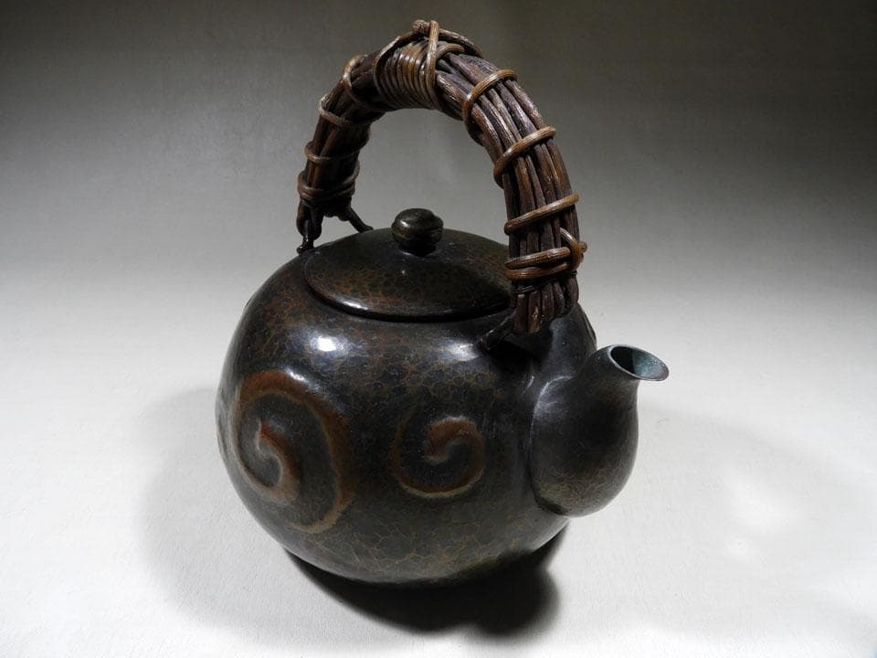 ●玉川堂 旧作 珍品逸品 渦模様 大湯沸 あけび弦手 銅器 薬缶 鎚起銅器 共箱