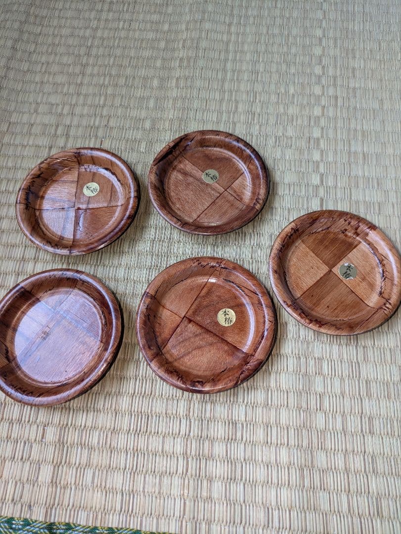 津軽塗の入れ物と皿