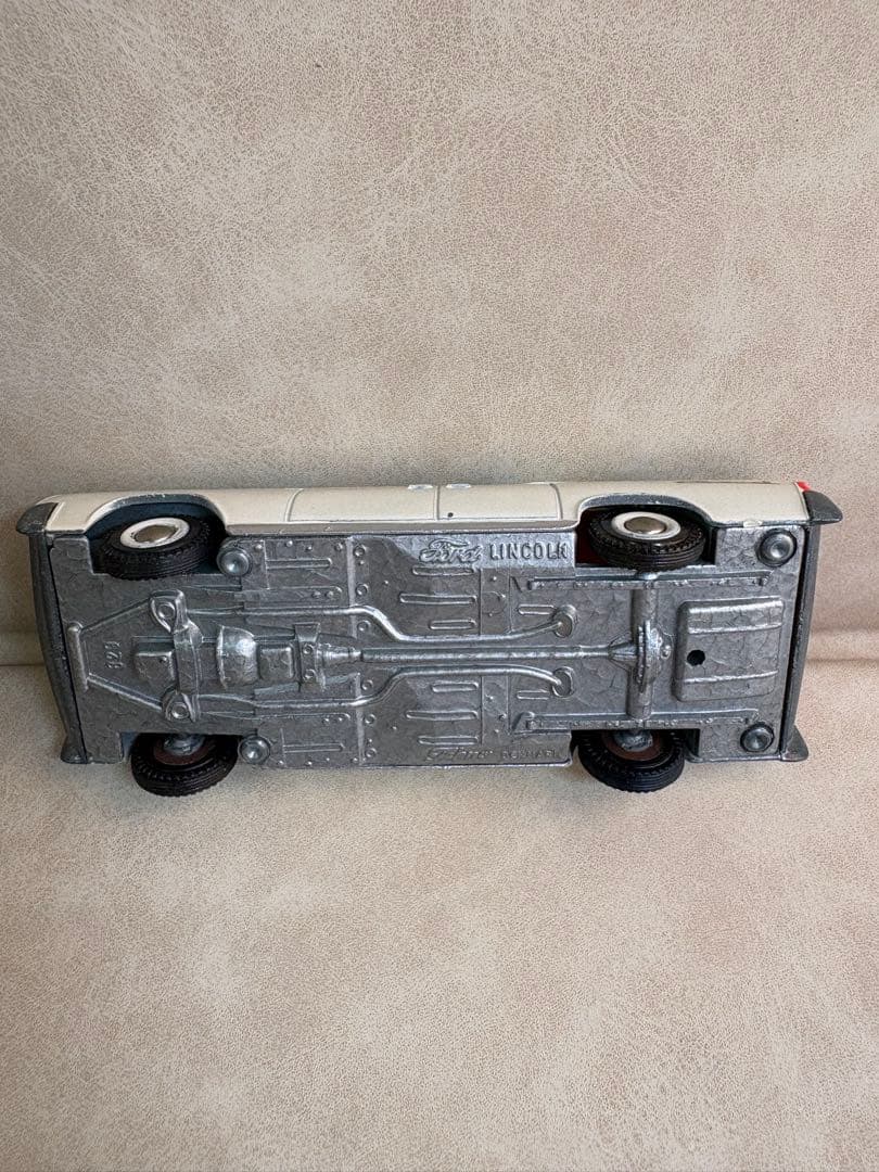 ヴィンテージミニカー　フォードリンカーン コンチネンタル 白　テクノ・デンマーク