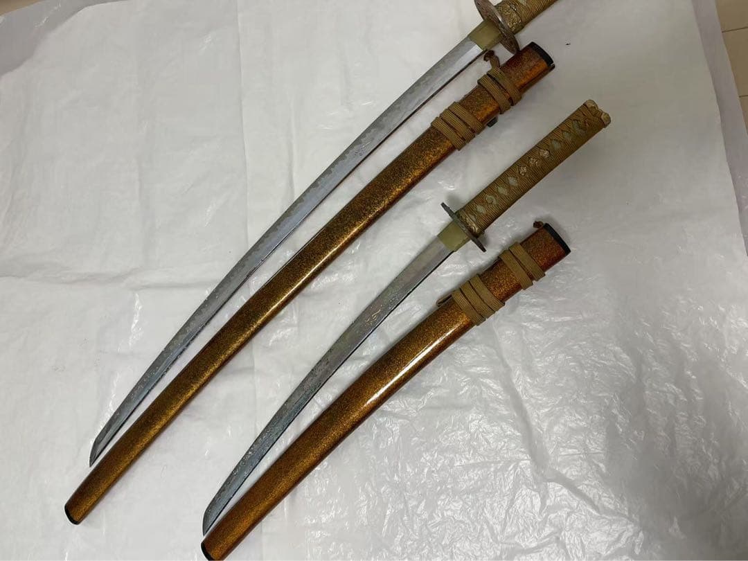 日本刀 波紋模様 金色鞘