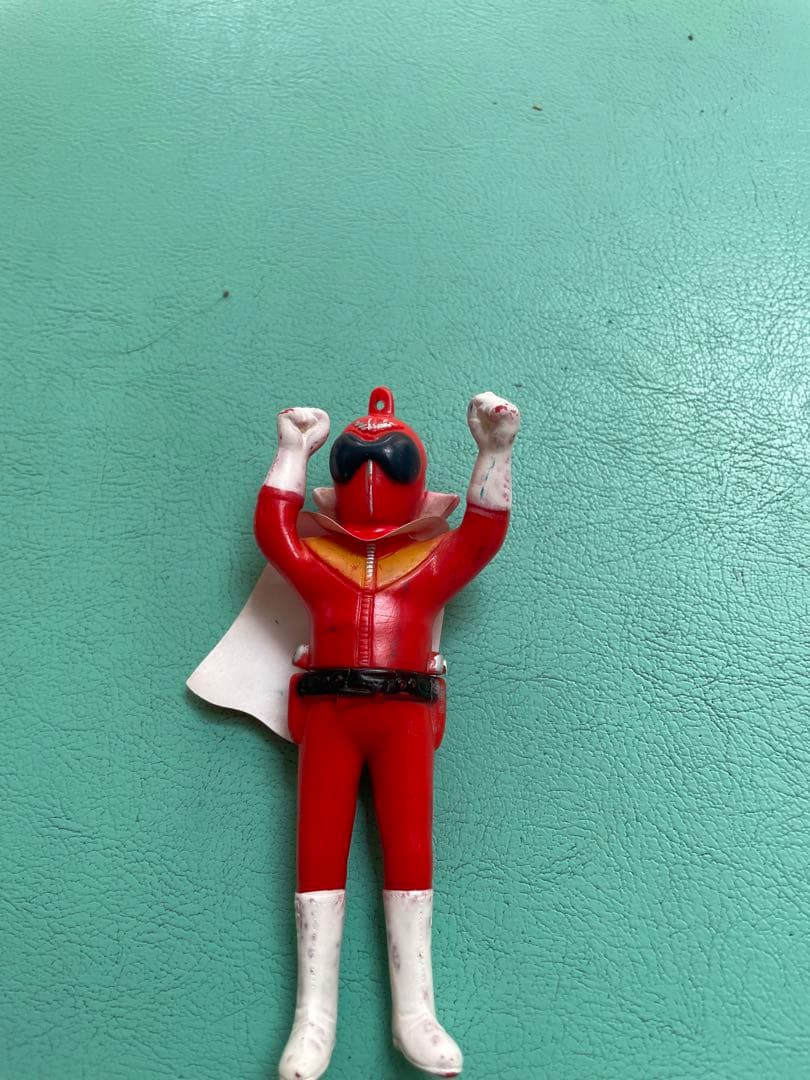 希少　アカレンジャー　ペンダント型ソフビ