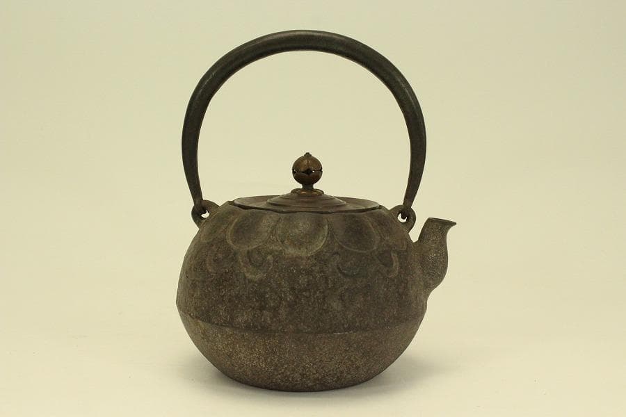 有山金生堂造 丸形 輪花 鉄瓶 在銘 時代物(A924)
