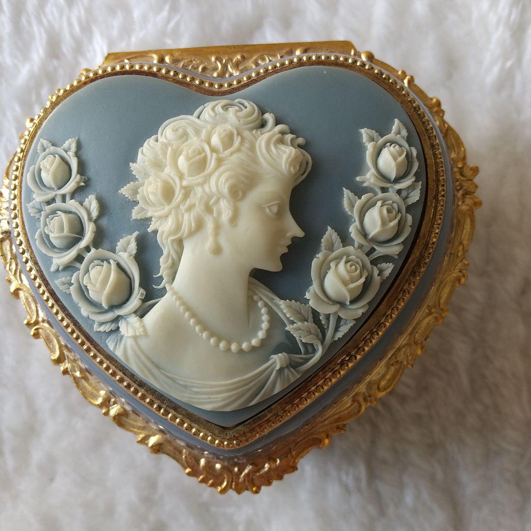 新品オルゴール(愛の讃歌)ハート型気品、緻密な装飾、ゴージャス、宝石入れ/日本製