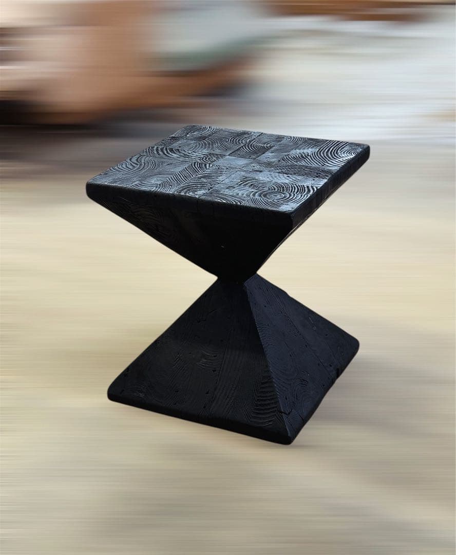 黒のダイヤモンド型木製サイドテーブル