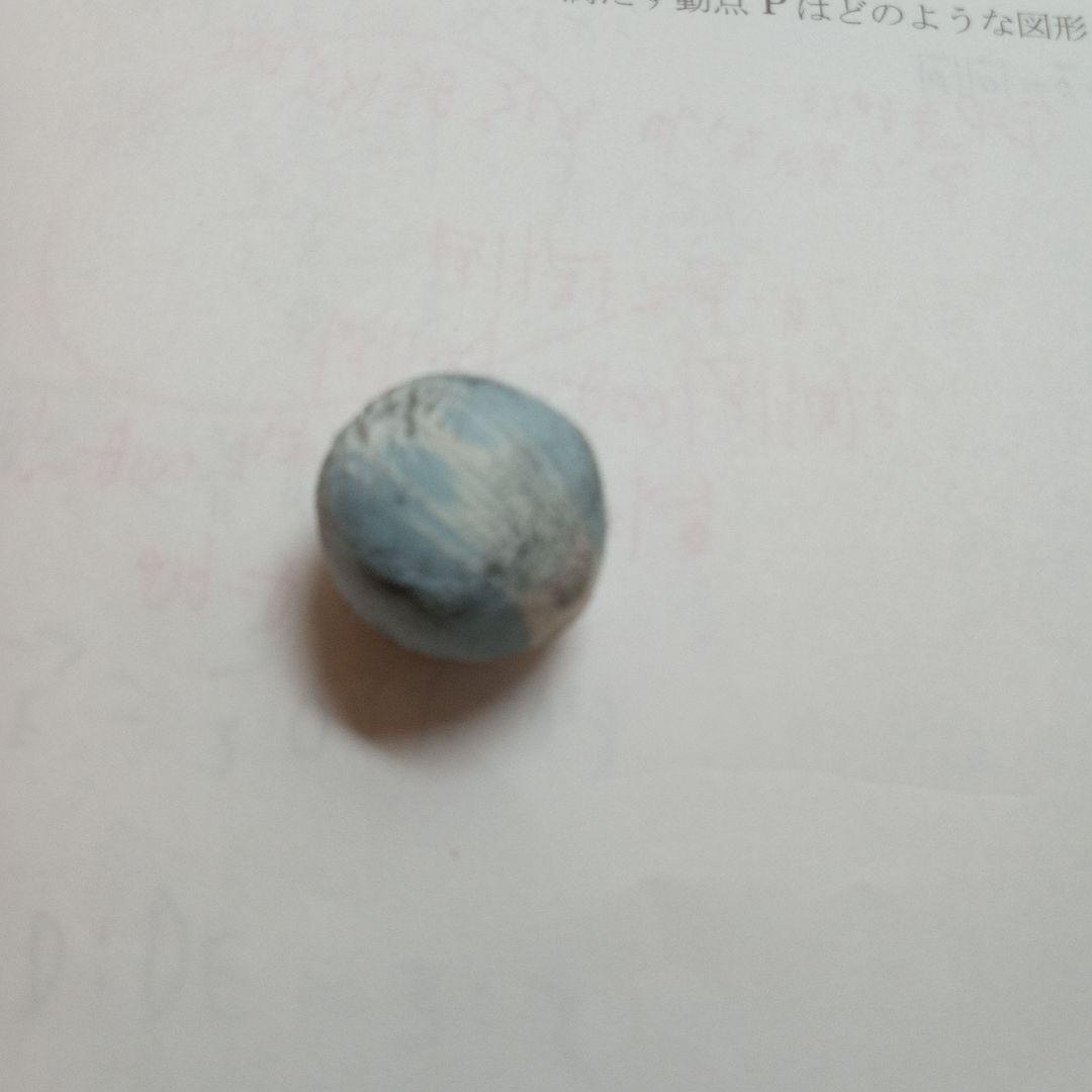 青色球形消しゴム