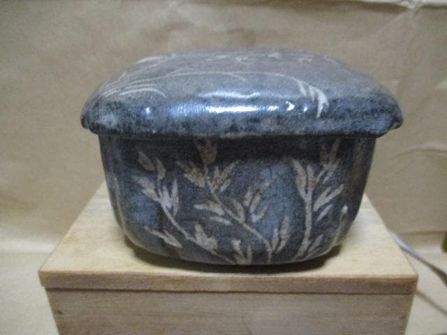 ネズミ志野　蓋物　桃山時代　P71-2