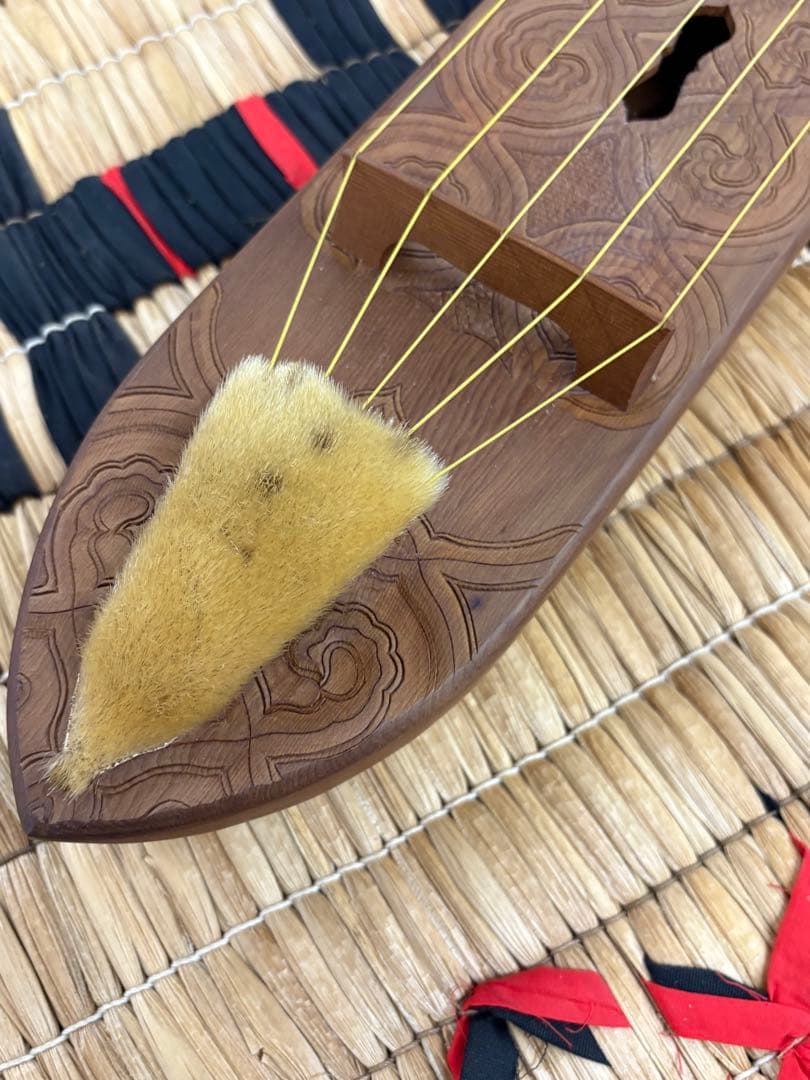 アイヌ　トンコリ　彫刻入　トンコリ工房イノンノ製　三味線弦　美品　五弦琴　古桂材