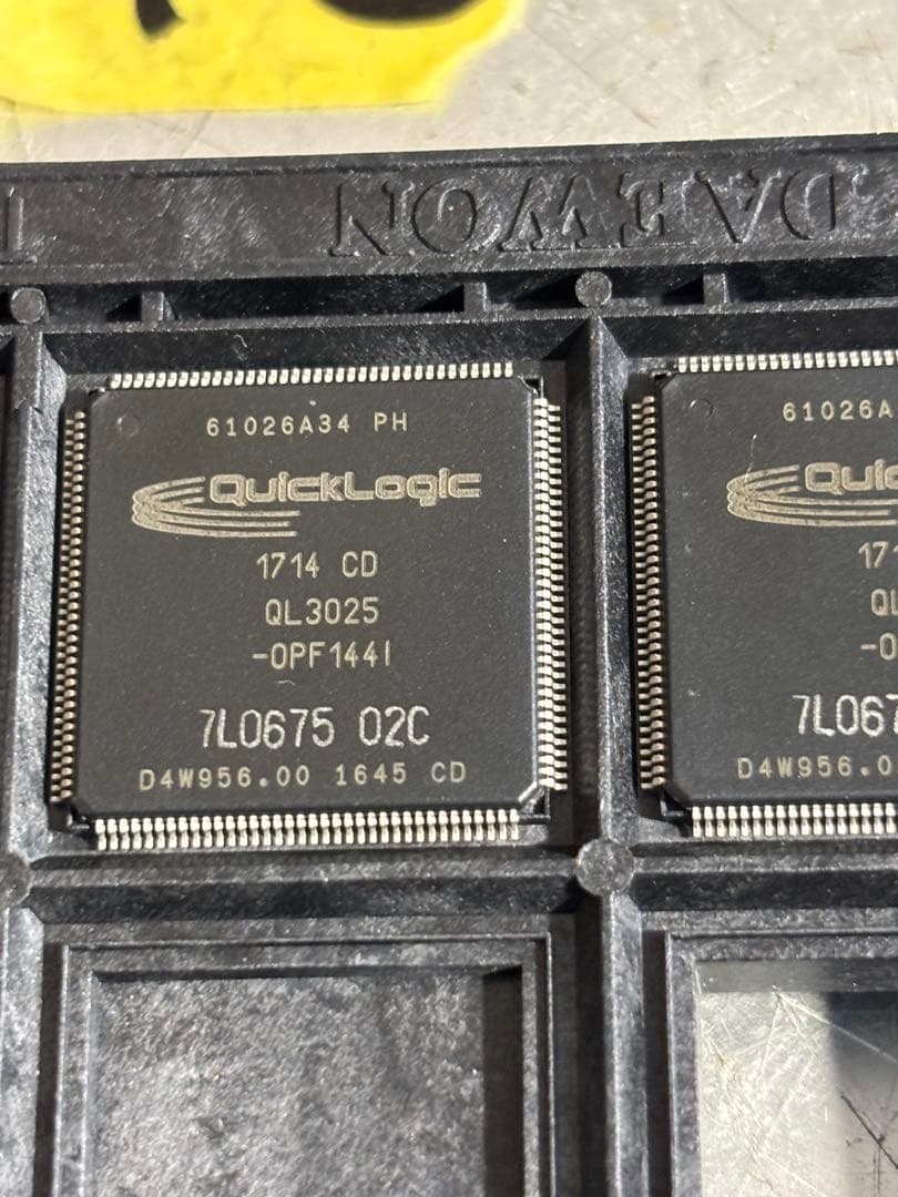 (5個)IC チップ　QL3025-0PF144I QuickLogic。未使用
