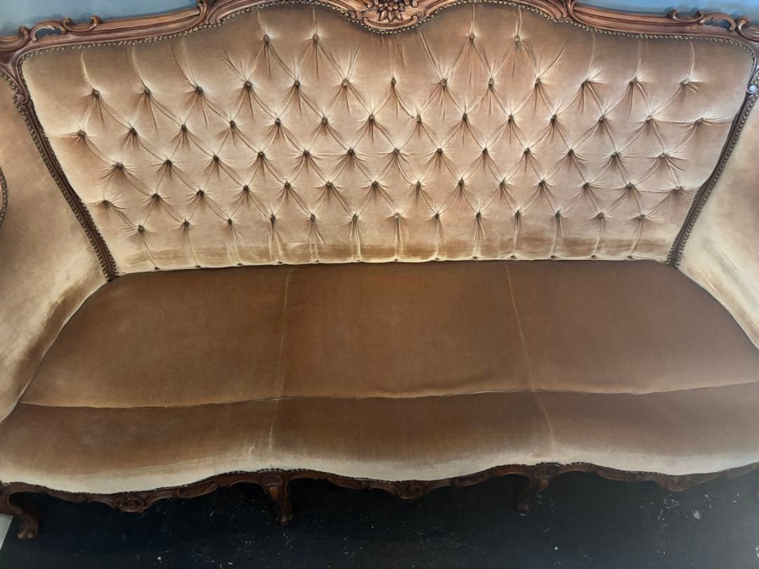 ヨーロッパアンティーク3人掛けソファボタン絞りベルベットソファ