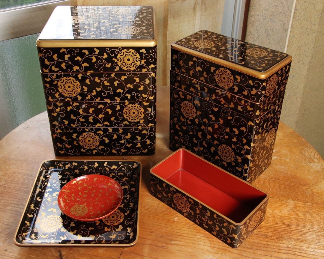 井上鷹の羽家紋　野弁当一式　時代漆芸　漆塗　金蒔絵　唐草　木製　提重