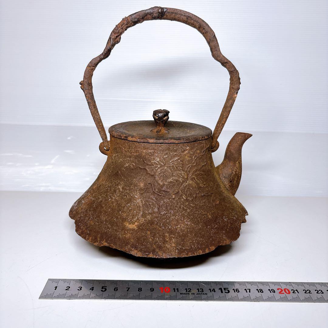 骨董品 南部有坂造　富士形鉄瓶 花草絵図 南部鉄瓶 南部鉄器 在銘 名匠