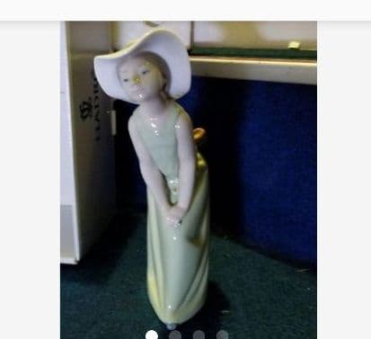 リヤドロ LLADRO人形 鏡の前で若草色の少女 女の子 帽子 ワンピース